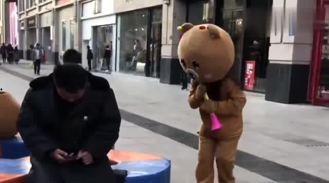 网红熊恶搞路人被打视频,网络恶搞的边界与后果