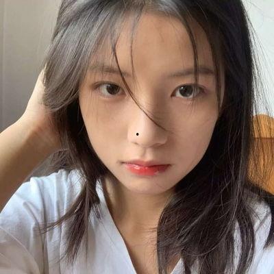 甜系女孩吃瓜自拍,甜系女孩的瓜味自拍风采