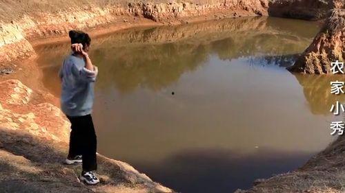 网红野外做东西被发现