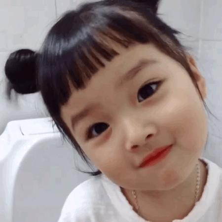 网红小女孩表情包哭泣,泪目瞬间刷屏网络