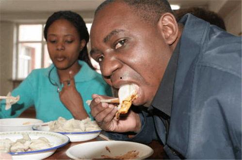 老外媳妇吃新疆老汉瓜,老外媳妇品尝新疆老汉瓜的独特体验