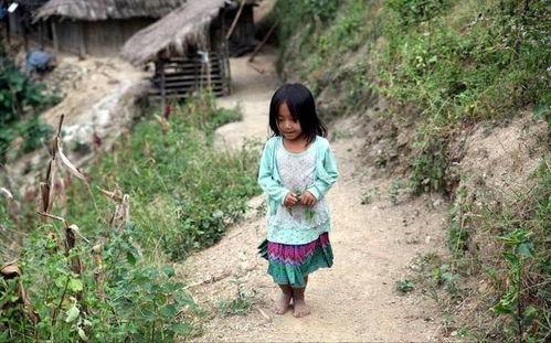 失去双臂网红和矮小妻子