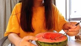 吃瓜情侣学生,吃瓜情侣的甜蜜日常